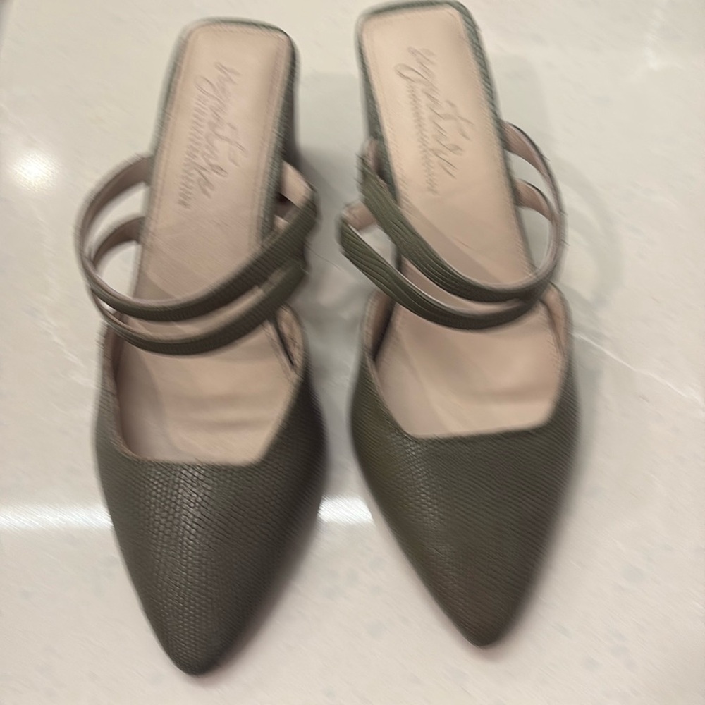 Size 9 Signature leather heels, sage green